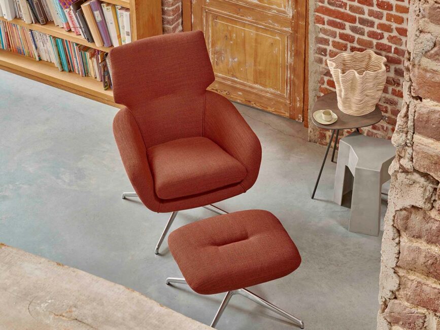 Leolux Lloyd fauteuil met hocker in rood in een loft