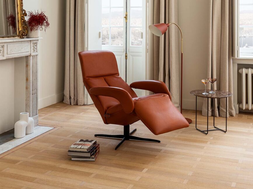 Jori Symphony relaxfauteuil in cognac leer bij een hoog raam