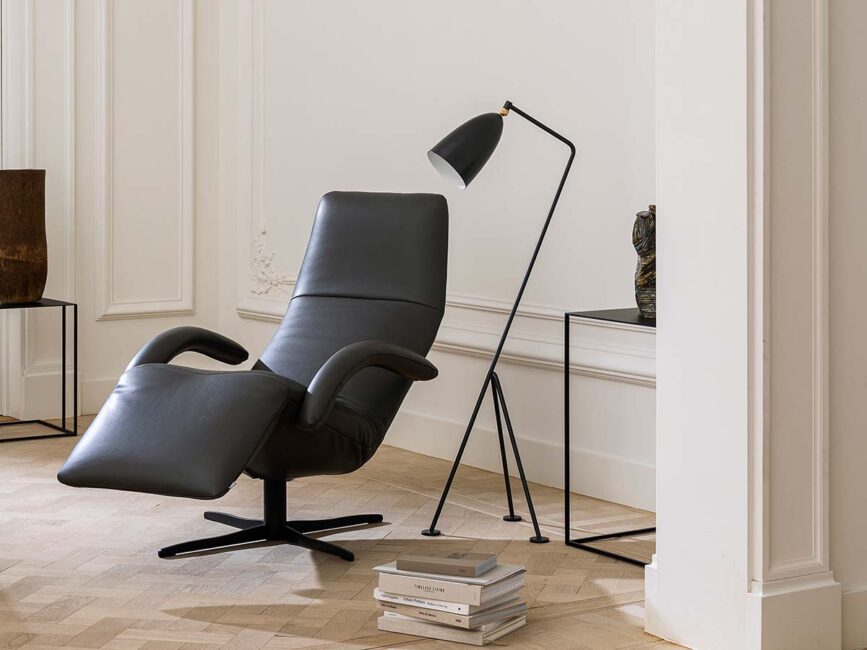 Jori Yoga relaxfauteuil in zwart leer in een witte kamer