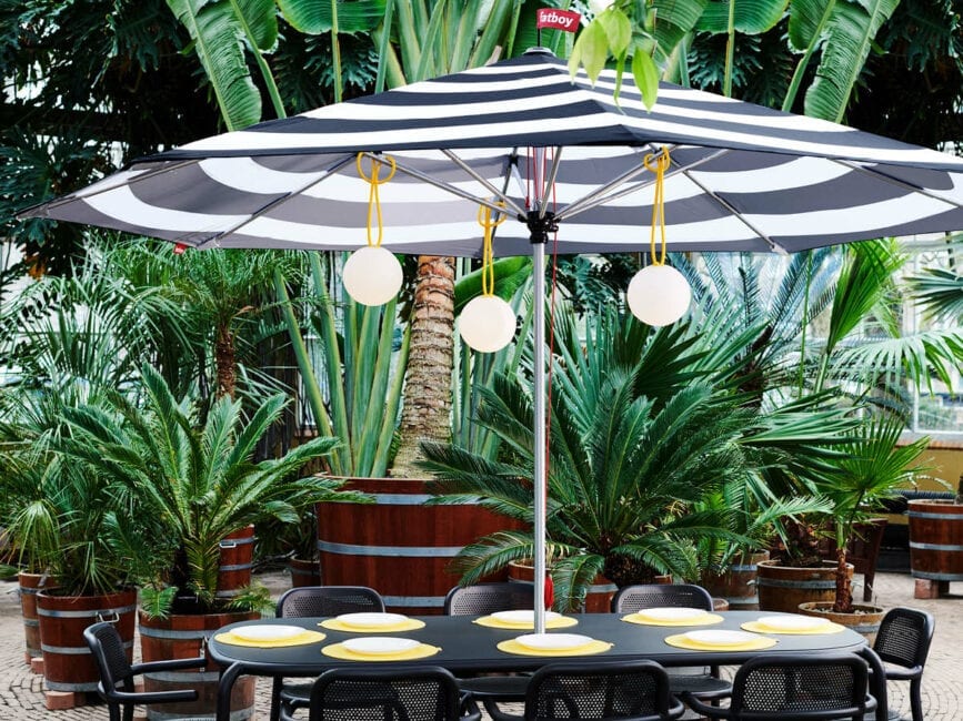 Fatboy Bolleke lampen onder een parasol boven een tafel