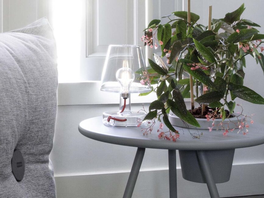 Fatboy Transloetje tafellamp op een bijzettafel bij het raam