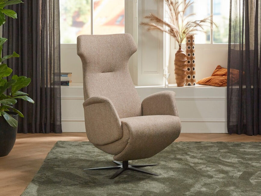 De Toekomst Riva relaxfauteuil in een lichte woonkamer