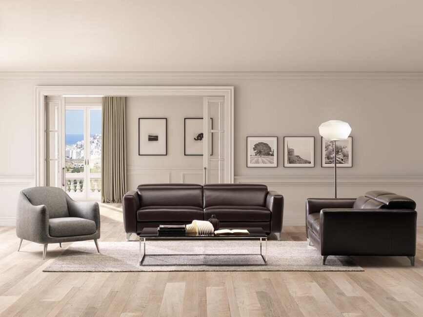 Natuzzi Italia Volo bank in donker leer in een lichte kamer