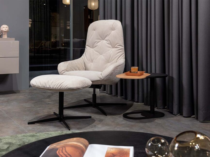 Rolf Benz Meg Soft 586 fauteuil met hocker in lichte stof