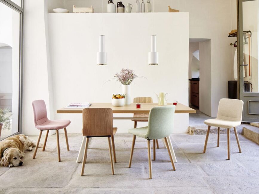 Verschillende Vitra stoelen rond een lichte tafel