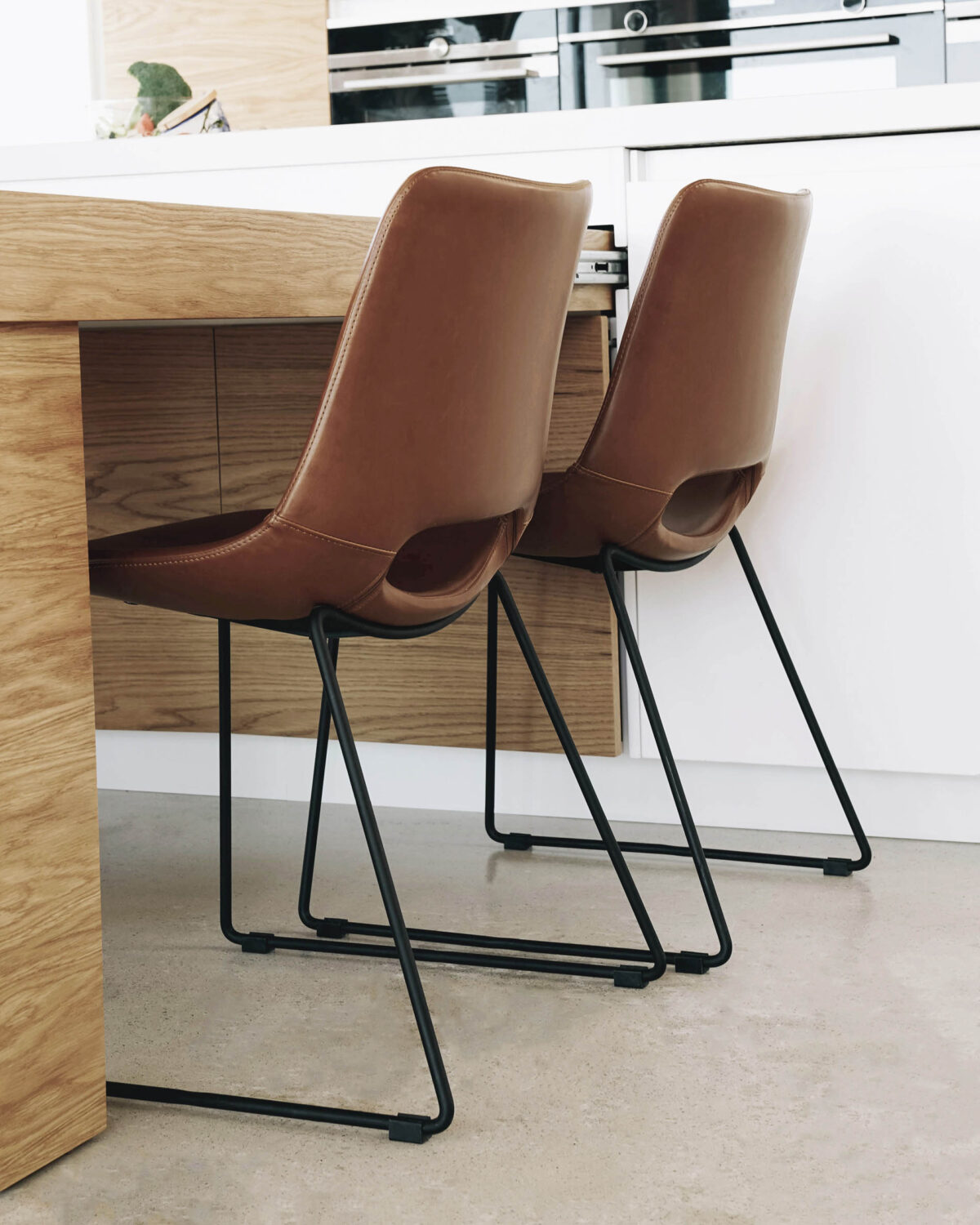 Kave Home Zahara bruine synthetisch  stoel met stalen poten en zwarte afwerking FSC 100% - Afbeelding 5