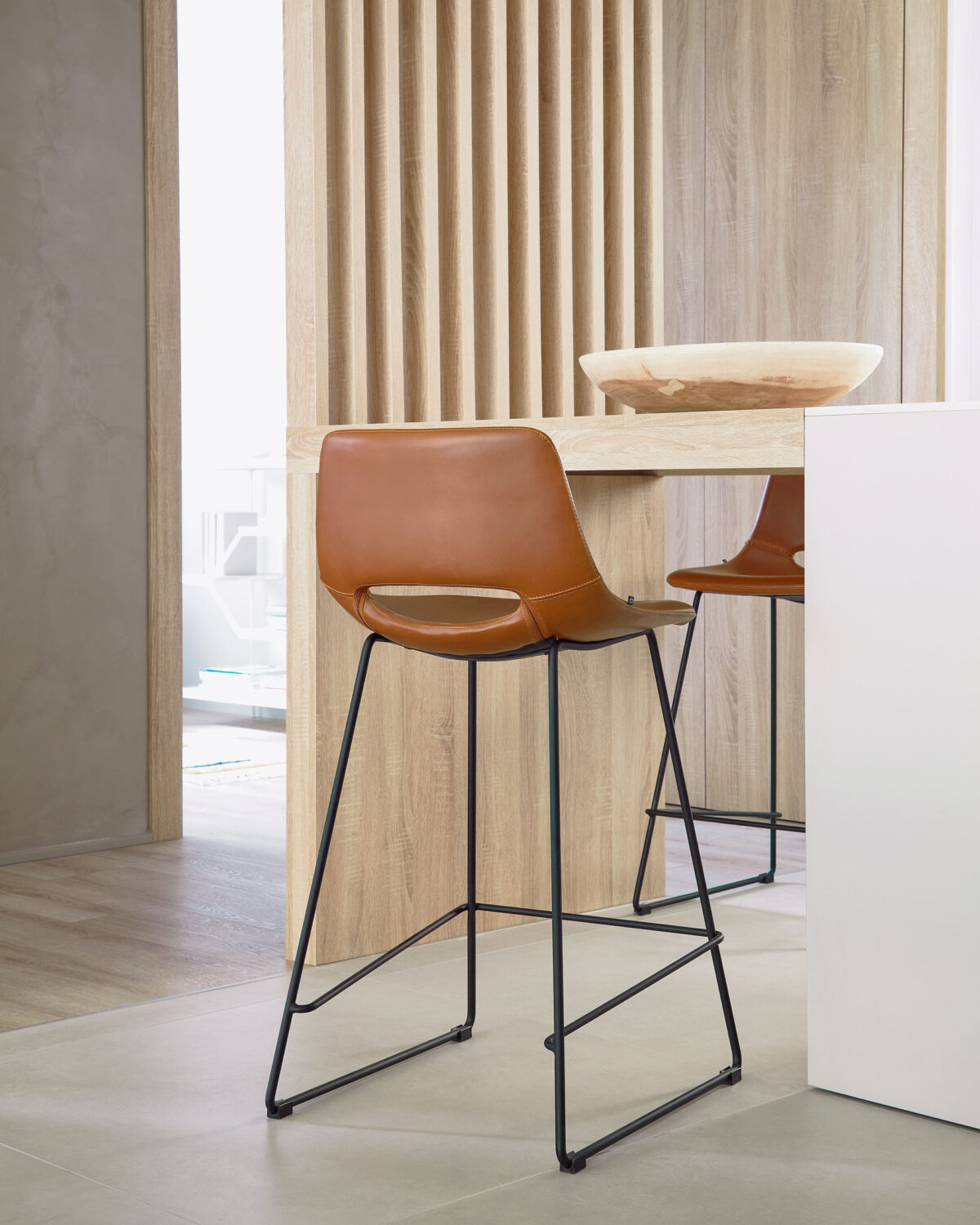 Kave Home Kruk Zahara bruin synthetisch leer hoogte 65 cm FSC 100% - Afbeelding 3