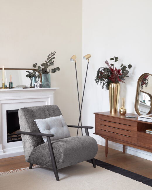 Kave Home Meghan fauteuil in grijze chenille en hout met wengé afwerking