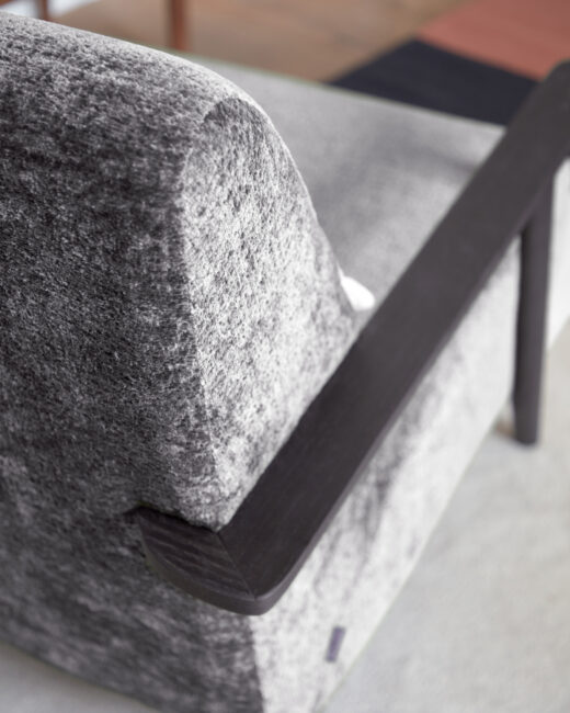 Kave Home Meghan fauteuil in grijze chenille en hout met wengé afwerking