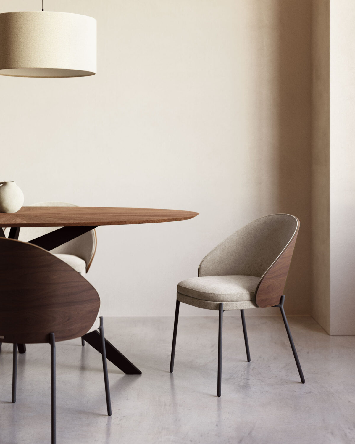 Kave Home Eamy stoel in lichtbruin chenille en in essenhoutfineer met wengé afwerking en zwart metaal - Afbeelding 2