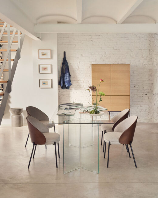 Kave Home Burano glazen eettafel in een lichte eetkamer