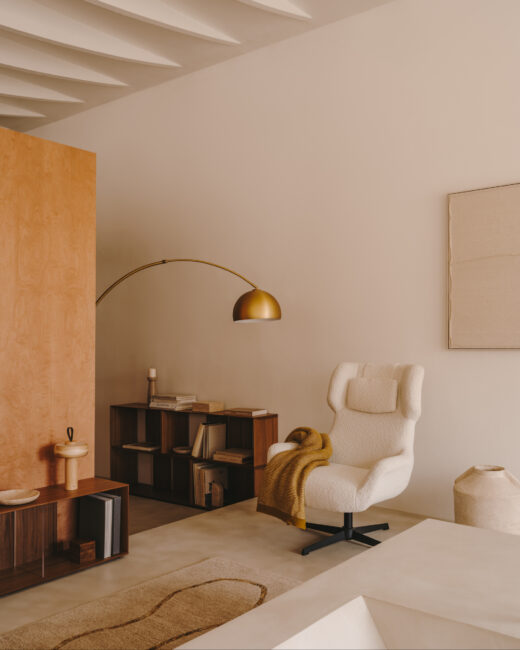 Kave Home Madali-vloerlamp van metaal met afwerking in messing en wit marmer