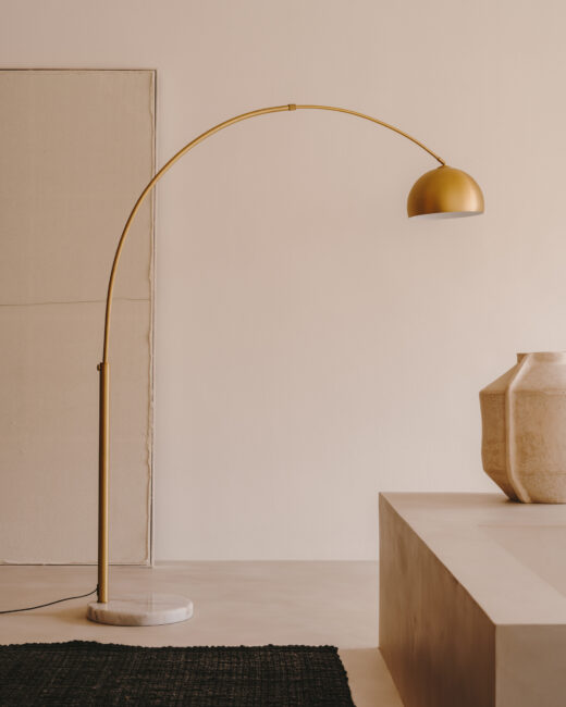 Kave Home Madali-vloerlamp van metaal met afwerking in messing en wit marmer