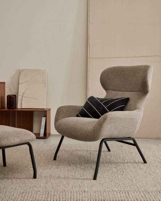 Kave Home Belina-fauteuil van lichtbruine chenille en staal met zwarte afwerking FSC 100%