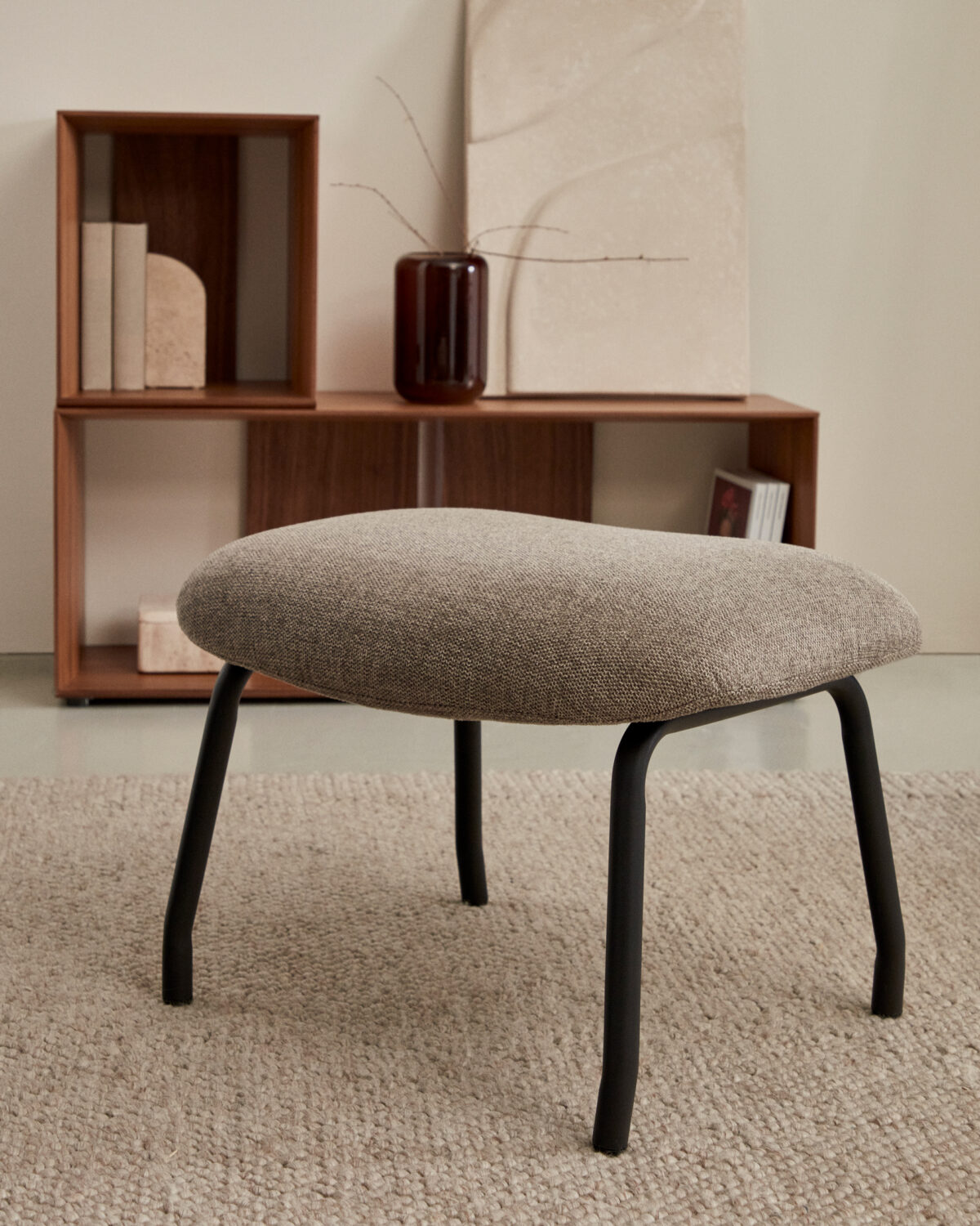 Kave Home Belina-voetenbankje van lichtbruine chenille en staal met zwarte afwerking FSC 100% - Afbeelding 2