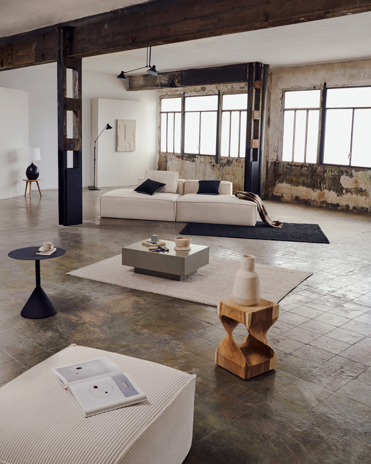 Kave Home Hakon massief regenboomhouten bijzettafeltje met gesneden binnenwerk, 30 x 30 cm - Afbeelding 3