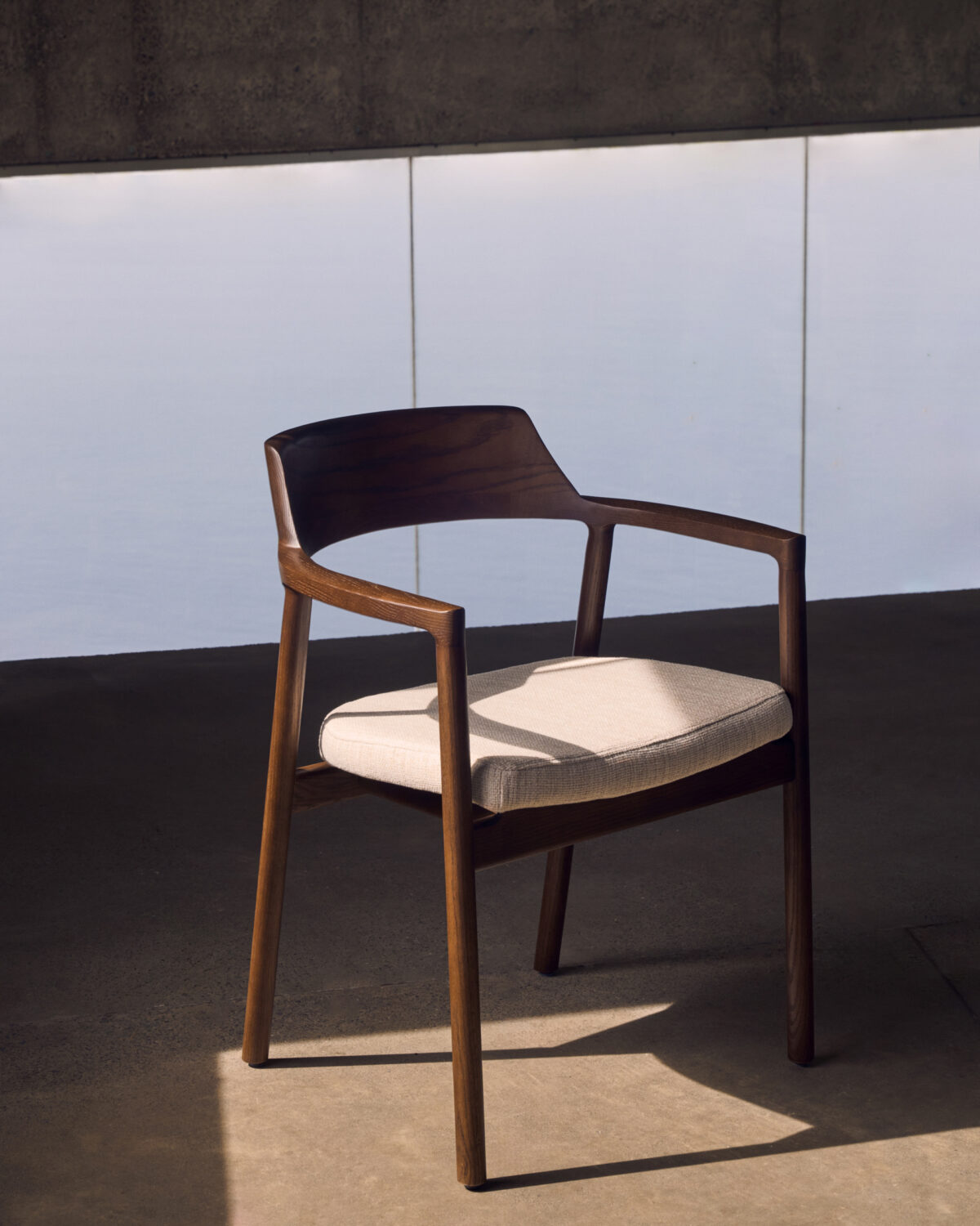 Kave Home Stoel Alocs massief eikenhout in walnoot beige chenille afneembare hoes FSC Mix Credit - Afbeelding 2