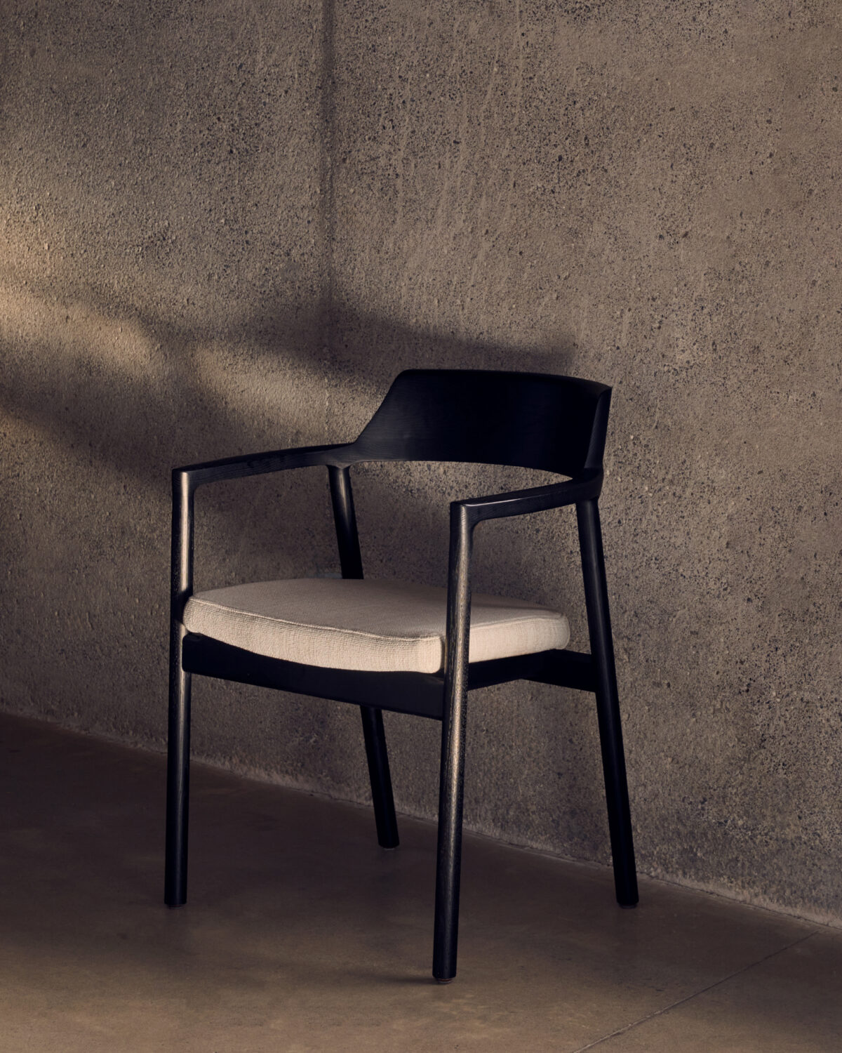 Kave Home Stoel Alocs massief eikenhout in zwart beige chenille afneembare hoes FSC Mix Credit - Afbeelding 2