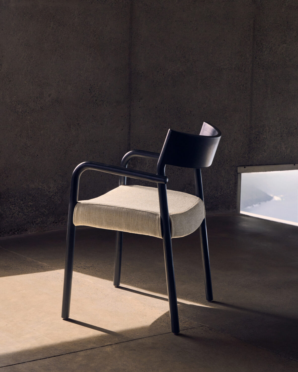 Kave Home Stoel Falconera afneembare hoes massief eikenhout met zwarte afwerking FSC Mix Credit - Afbeelding 2