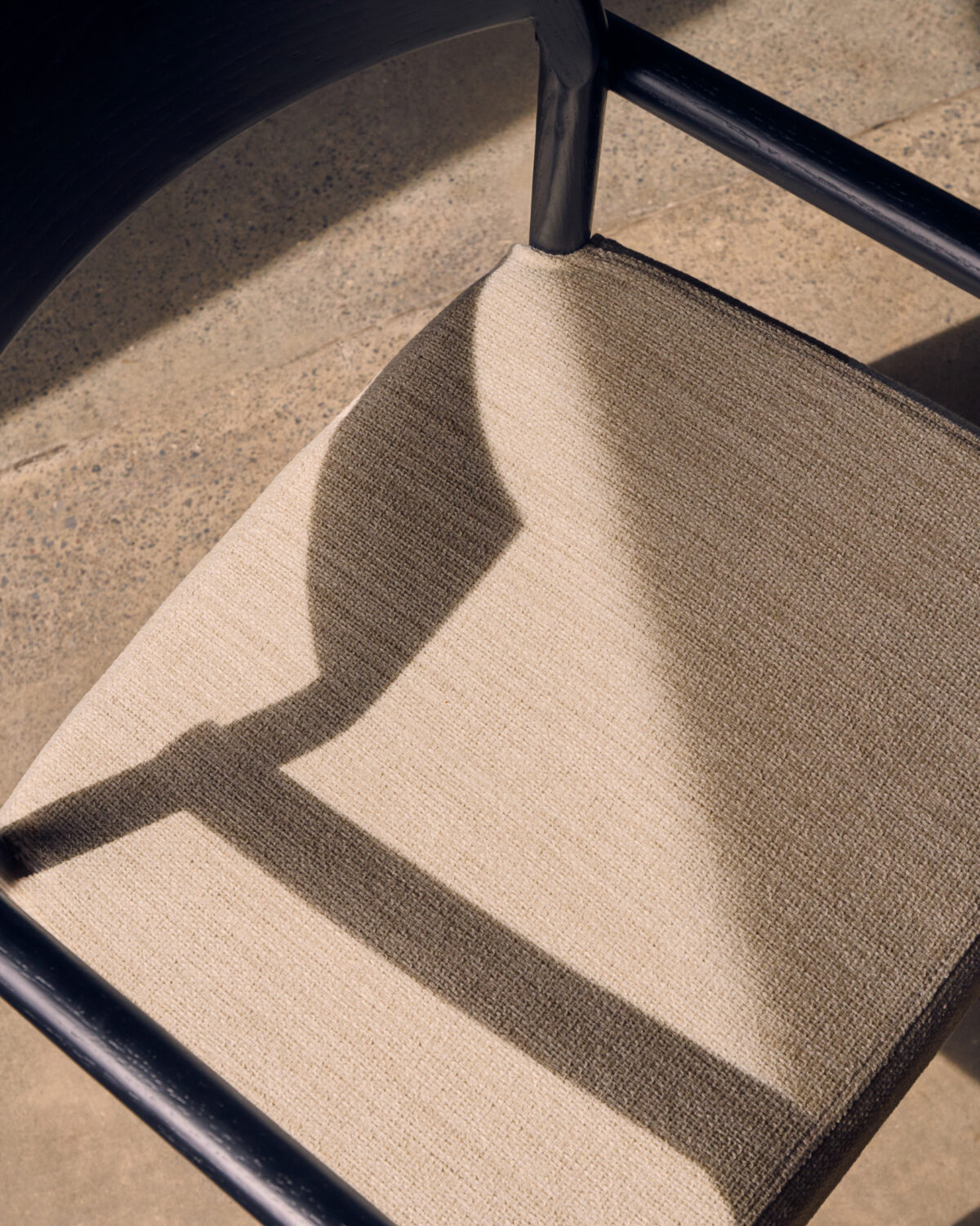 Kave Home Stoel Falconera afneembare hoes massief eikenhout met zwarte afwerking FSC Mix Credit - Afbeelding 4