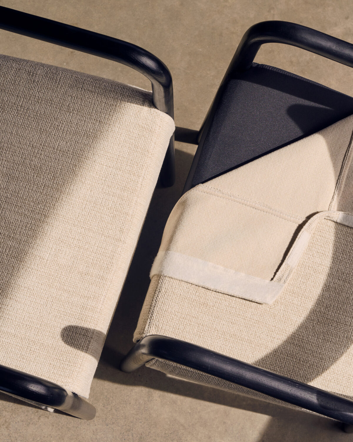 Kave Home Stoel Falconera afneembare hoes massief eikenhout met zwarte afwerking FSC Mix Credit - Afbeelding 5