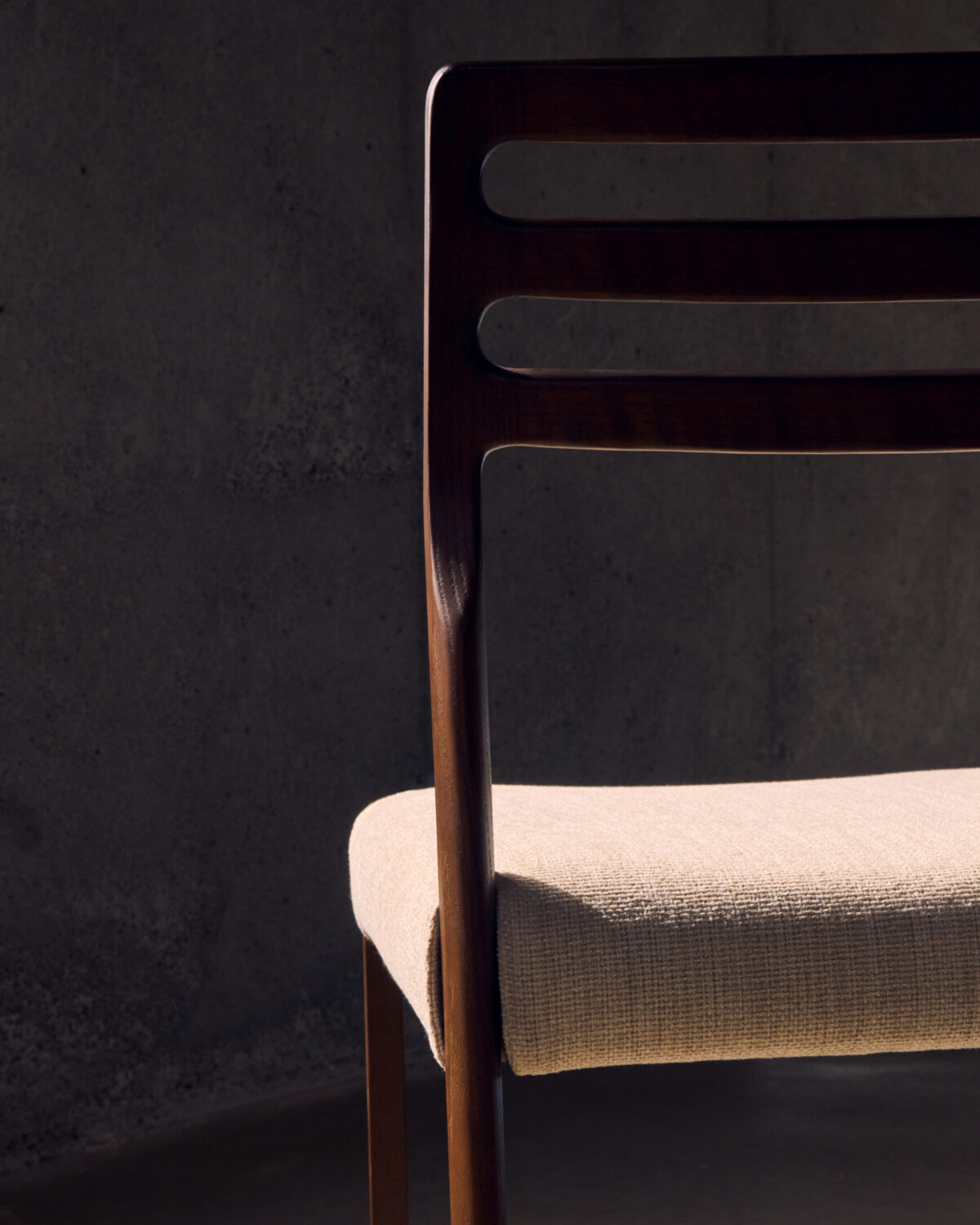 Kave Home Stoel Cudia massief eikenhout in walnoot beige chenille afneembare hoes FSC Mix Credit - Afbeelding 5