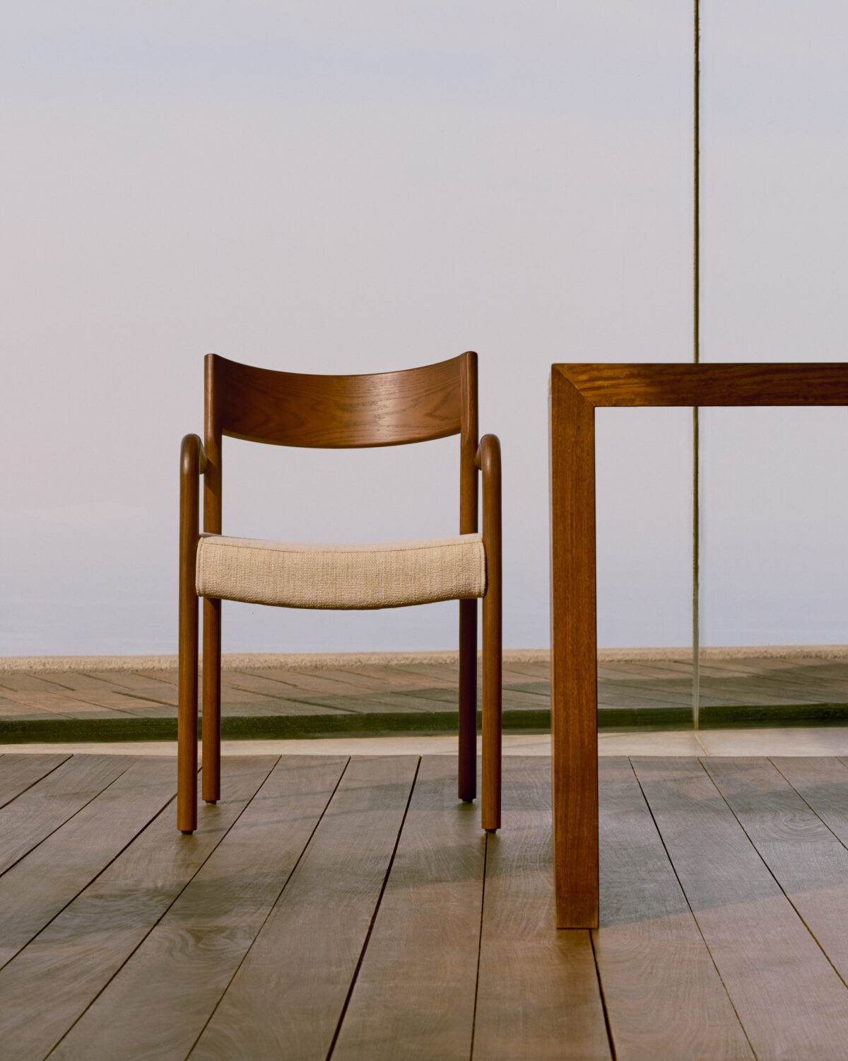 Kave Home Stoel Falconera afneembare hoes massief eikenhout met walnoten afwerking FSC Mix Credit - Afbeelding 2