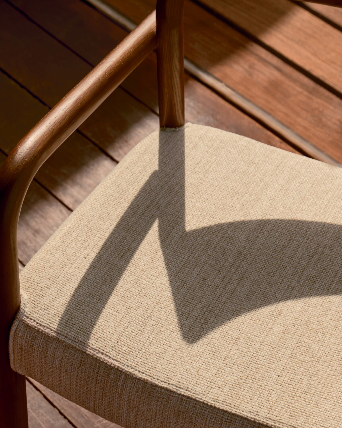 Kave Home Stoel Falconera afneembare hoes massief eikenhout met walnoten afwerking FSC Mix Credit - Afbeelding 4