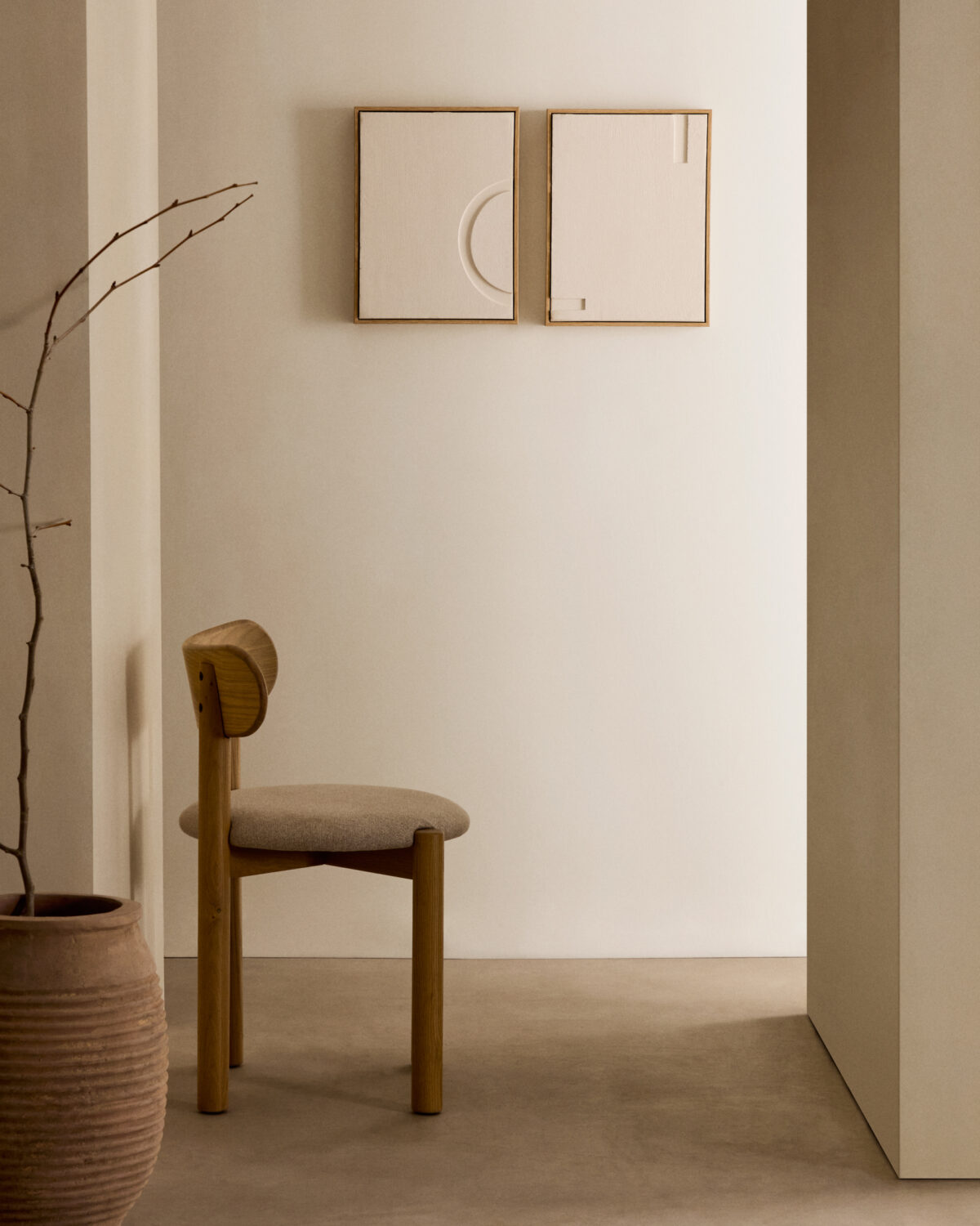 Kave Home Stoel Nebai met een structuur van FSC MIX Credit massief eikenhout met een natuurlijke afwerking en beige chenille - Afbeelding 3