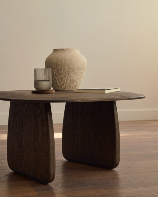 Kave Home Pirita bijzettafel van massief eikenhout met donkere afwerking 71 x 70 cm FSC 100%