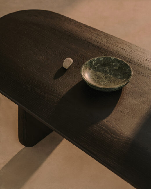 Kave Home Pirita salontafel van massief eikenhout met zwarte afwerking 147 x 65 cm FSC 100%