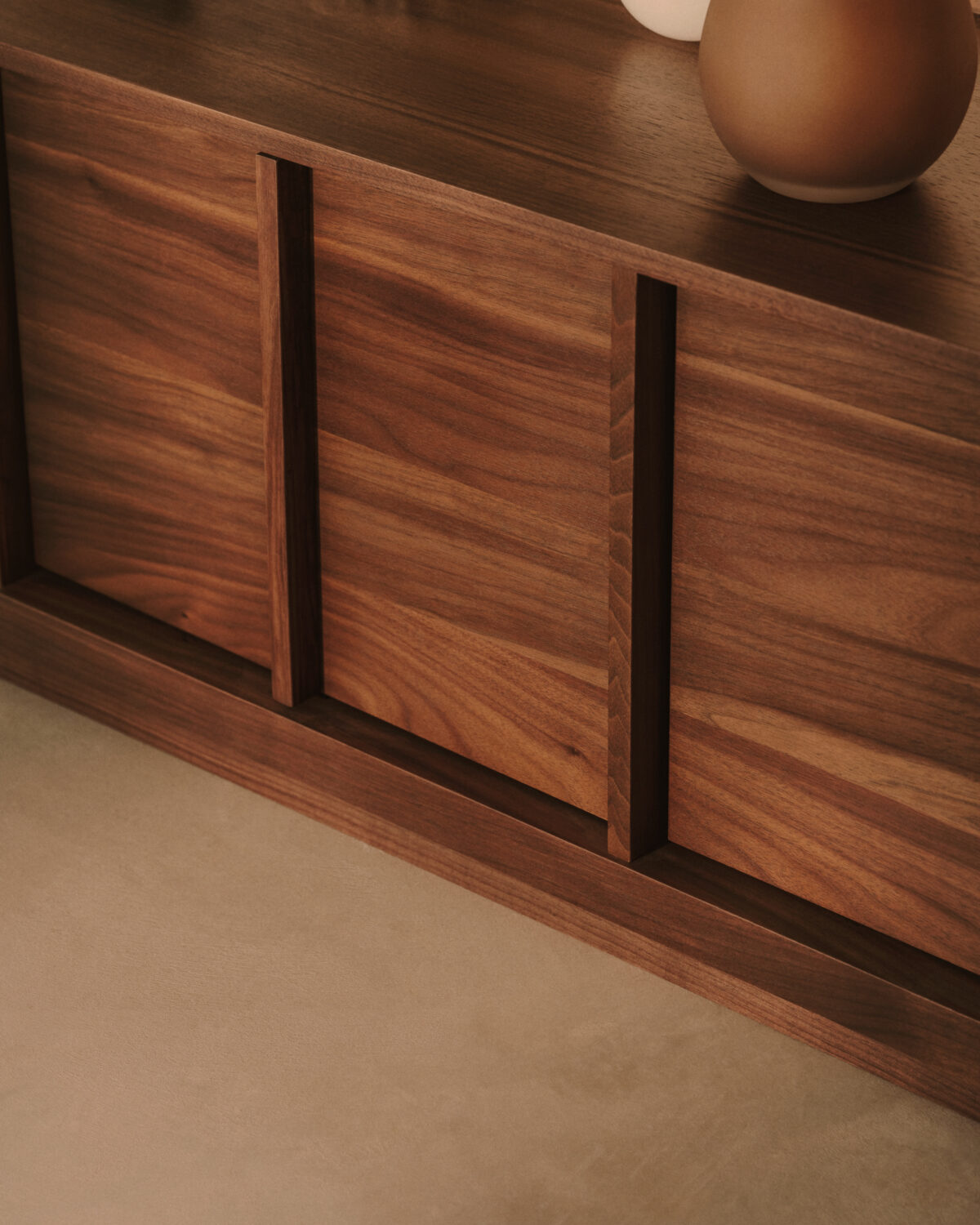 Kave Home Onix tv-meubel van notenfineer in donkere afwerking 200 x 45 cm FSC Mix Credit - Afbeelding 3