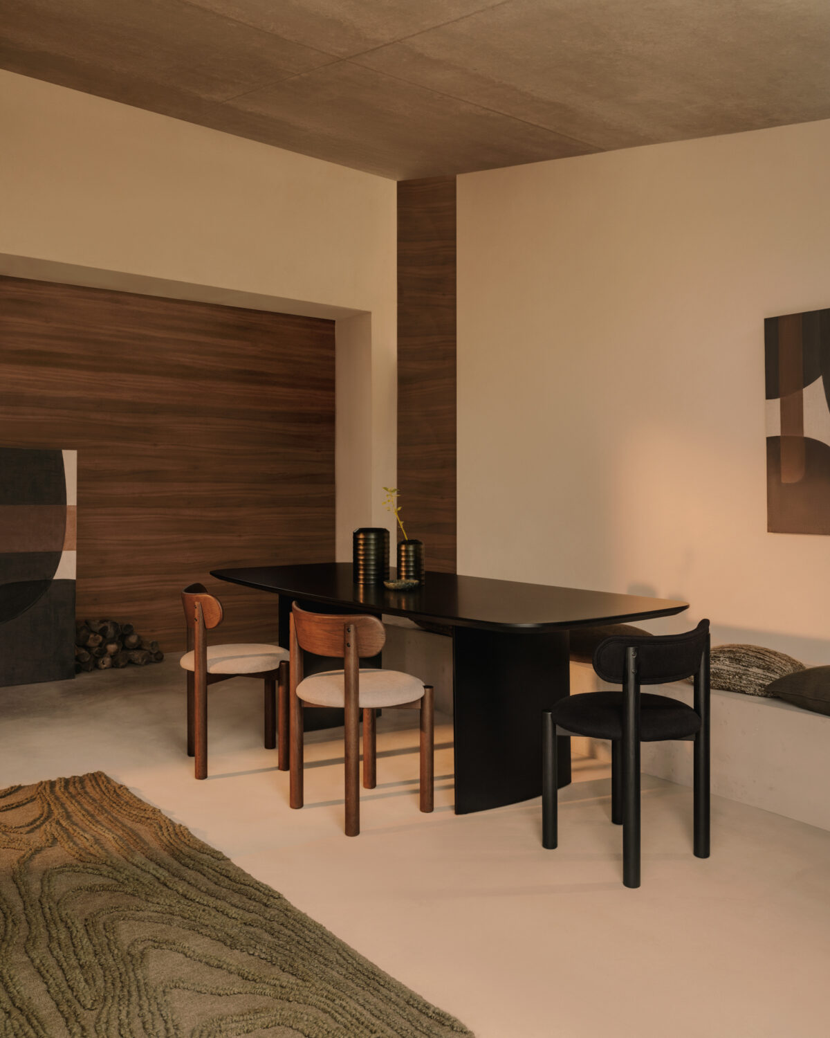 Kave Home Stoel Nebai met een structuur van FSC MIX Credit massief eikenhout met een zwarte afwerking en zwarte chenille - Afbeelding 4