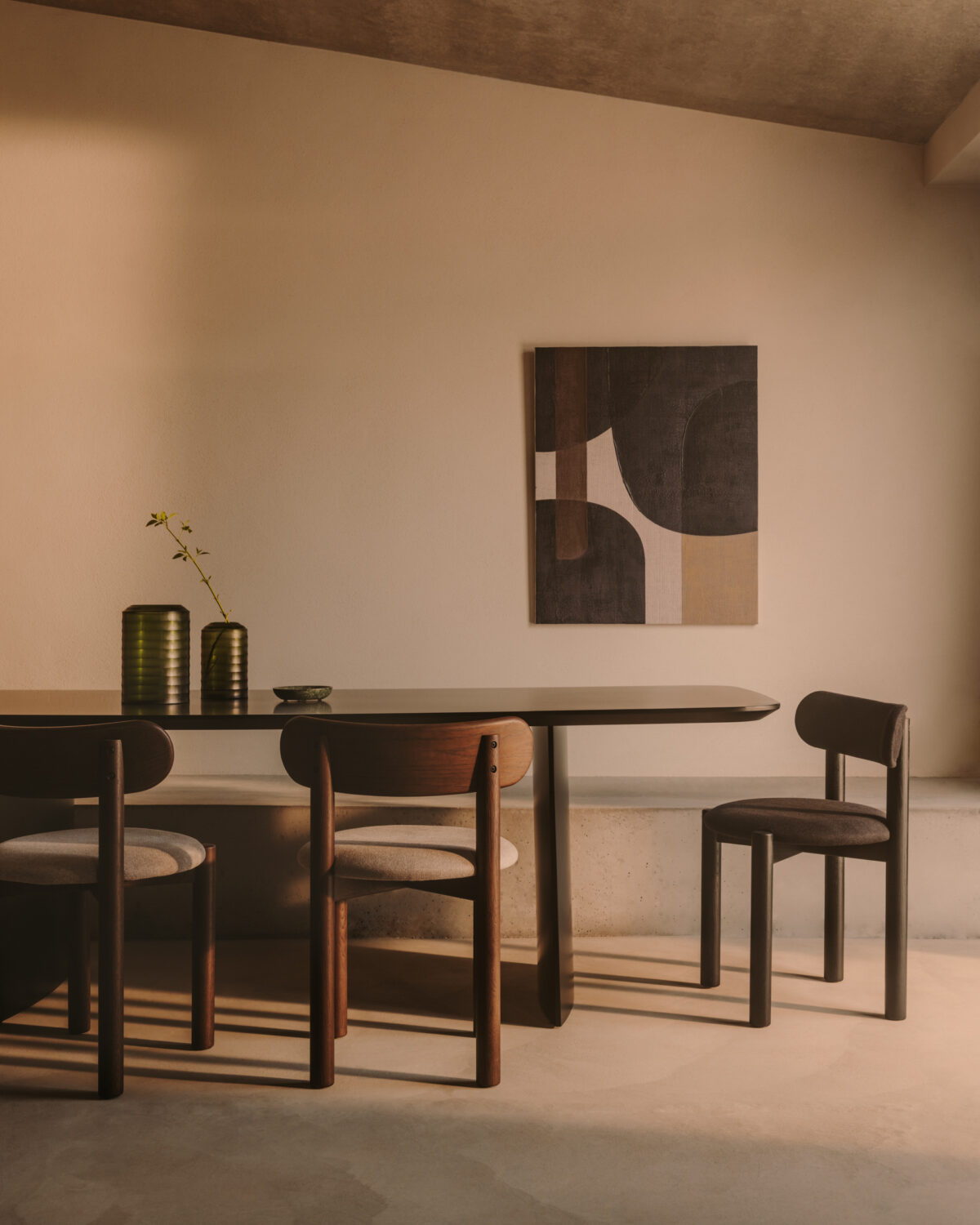 Kave Home Stoel Nebai met een structuur van FSC MIX Credit massief eikenhout met een zwarte afwerking en zwarte chenille - Afbeelding 2