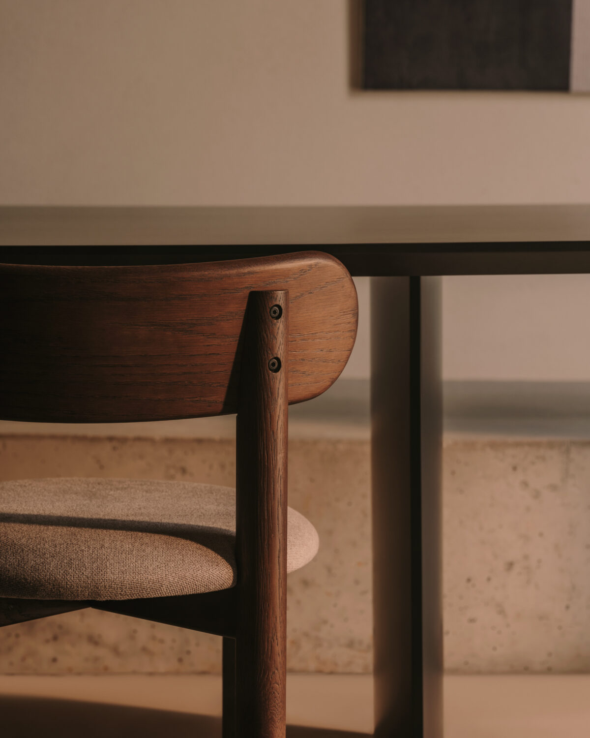 Kave Home Stoel Nebai met een structuur van FSC MIX Credit massief eikenhout met een walnoot afwerking en bruine chenille - Afbeelding 3