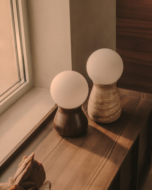 Kave Home Okeni tafellamp van notenhout en glas