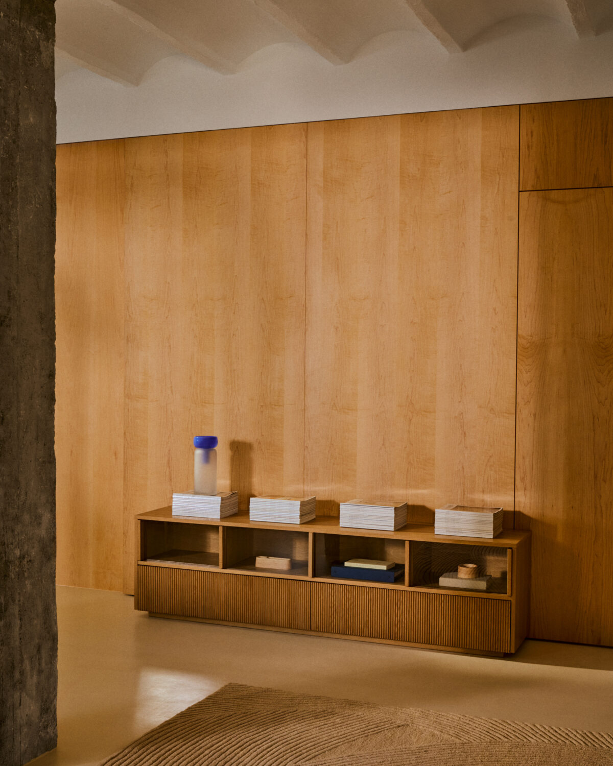 Kave Home Helvine tv-meubel 4 deuren en 2 laden van eikenfineer en gehard glas 200 x 54 cm. FSC 100% - Afbeelding 2