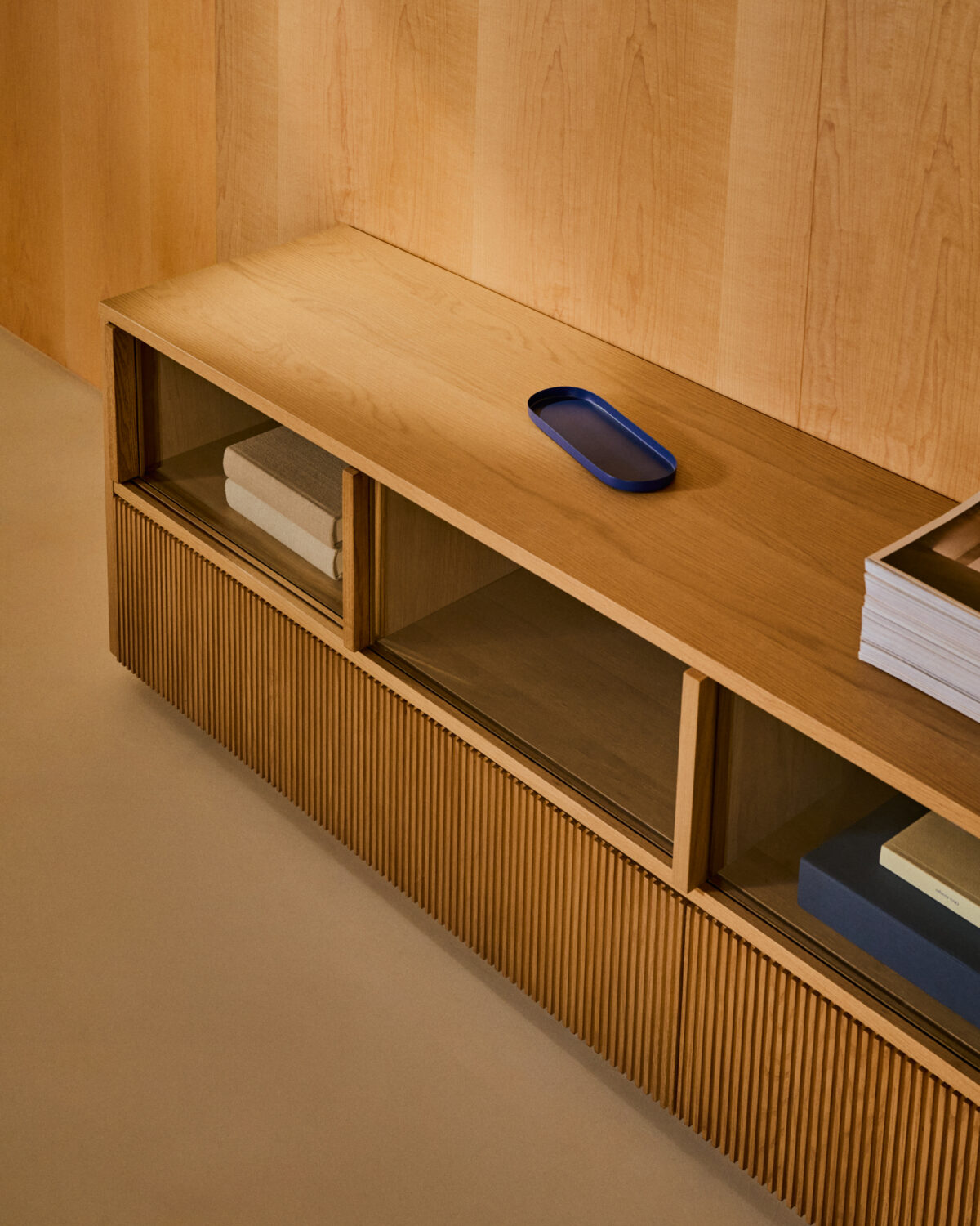 Kave Home Helvine tv-meubel 4 deuren en 2 laden van eikenfineer en gehard glas 200 x 54 cm. FSC 100% - Afbeelding 3