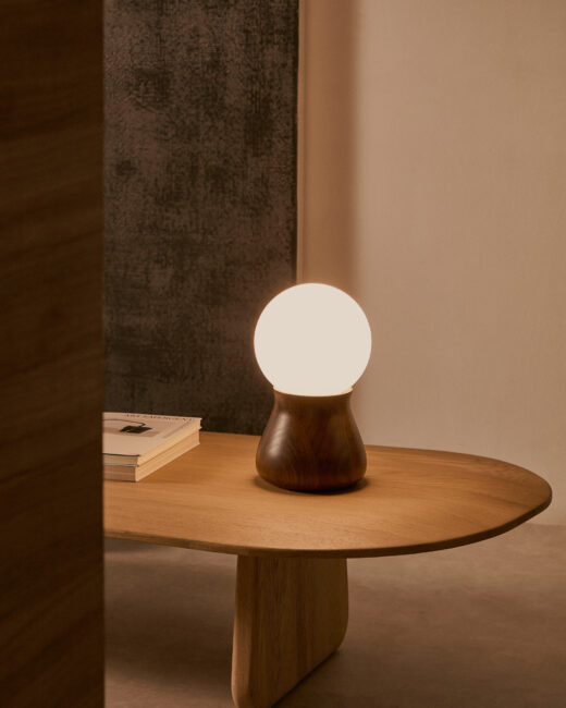 Kave Home Okeni tafellamp van notenhout en glas