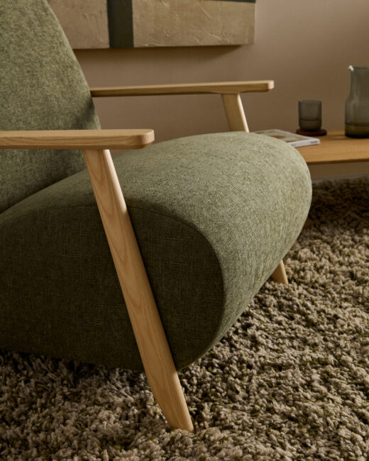 Kave Home Fauteuil Meghan in groene chenille en van massief essenhout in naturel afwerking FSC Mix Credit