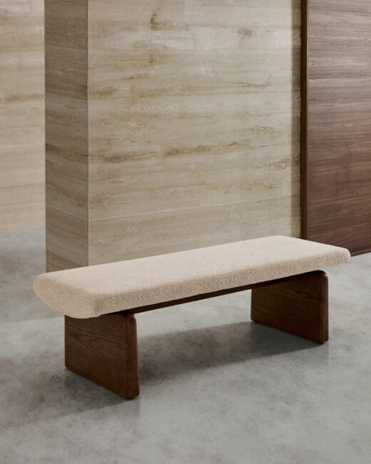 Kave Home Topaz bank in beige chenille en FSC 100% massief essenhout in noten afwerking 150 cm