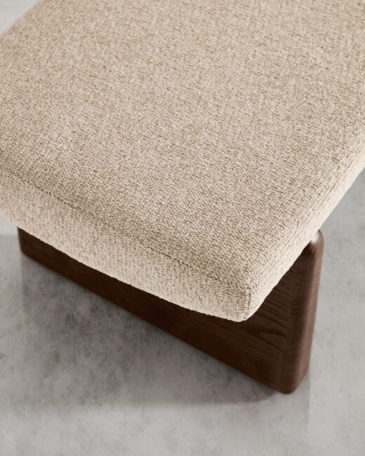 Kave Home Topaz bank in beige chenille en FSC 100% massief essenhout in noten afwerking 150 cm