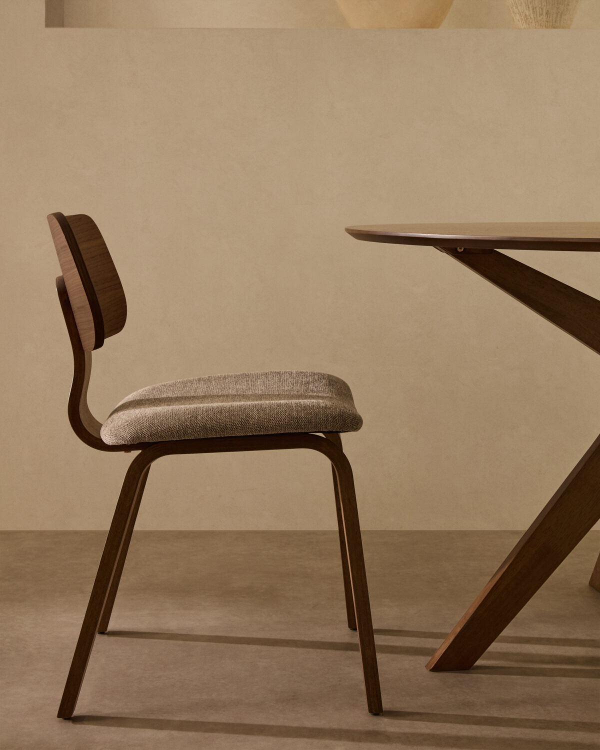 Kave Home Gena-stoel van notenfineer en beige chenille - Afbeelding 2