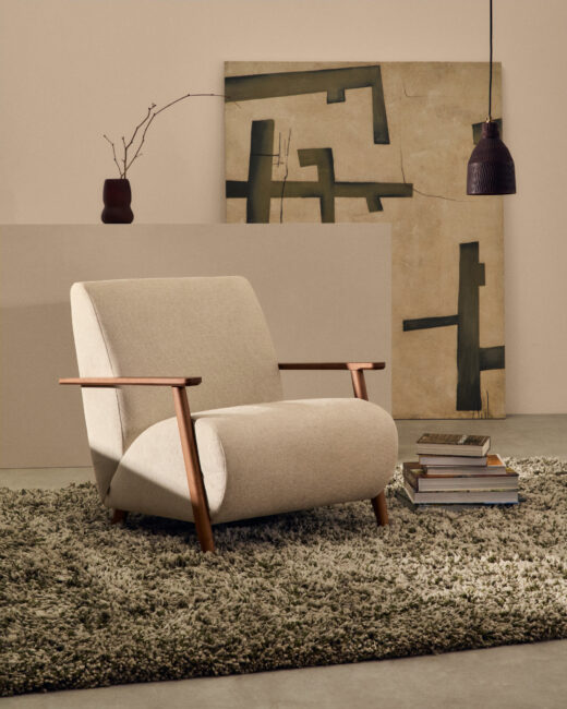 Kave Home Meghan fauteuil van parel chenille massief essenhout met notenhout afwerking FSC Mix Credit