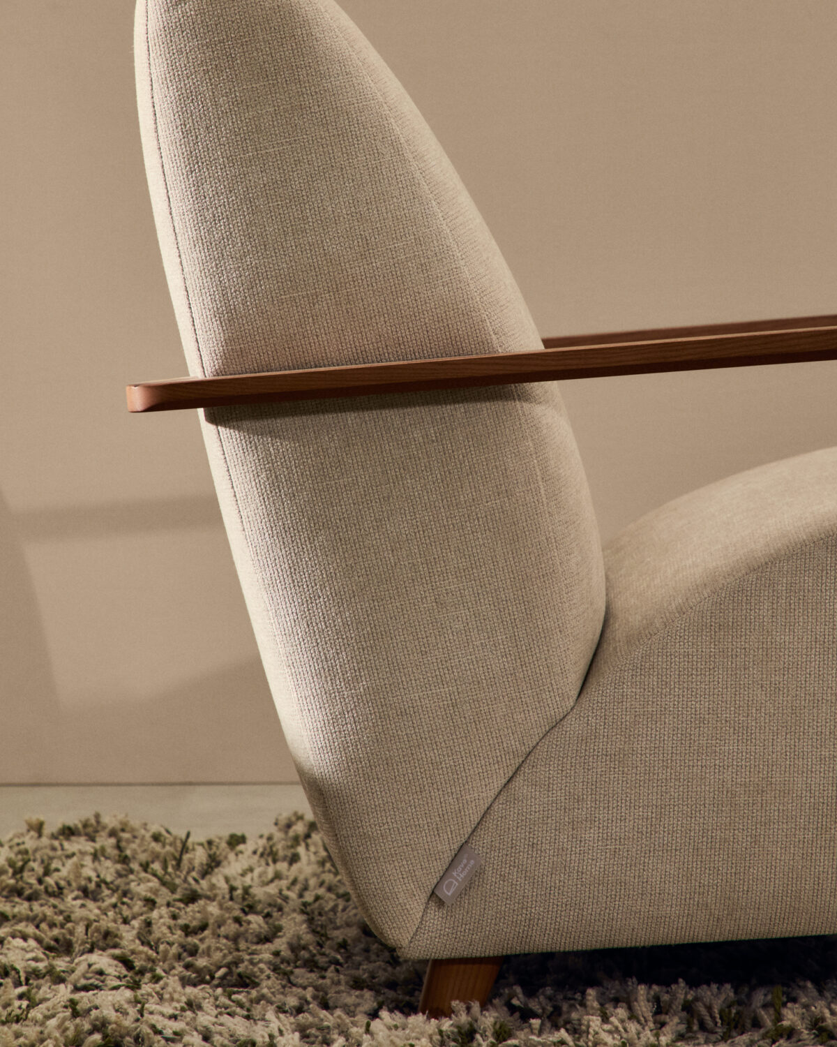 Kave Home Meghan fauteuil van parel chenille massief essenhout met notenhout afwerking FSC Mix Credit - Afbeelding 3