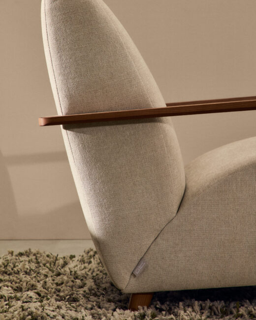 Kave Home Meghan fauteuil van parel chenille massief essenhout met notenhout afwerking FSC Mix Credit