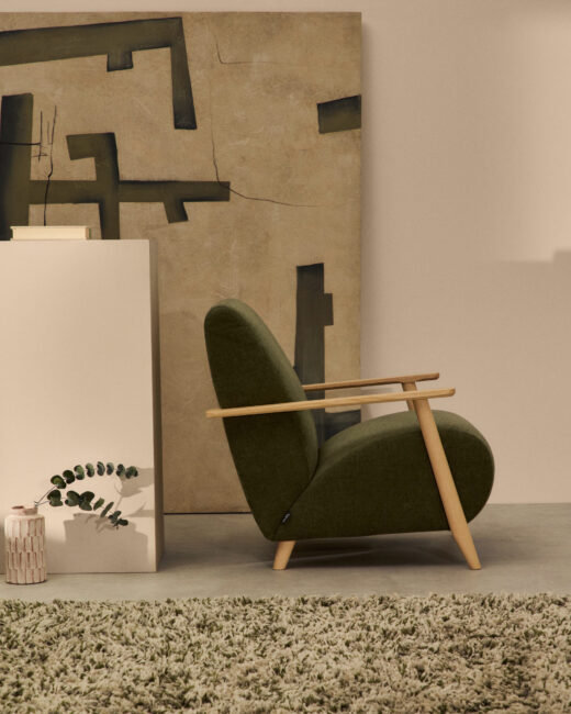 Kave Home Fauteuil Meghan in groene chenille en van massief essenhout in naturel afwerking FSC Mix Credit