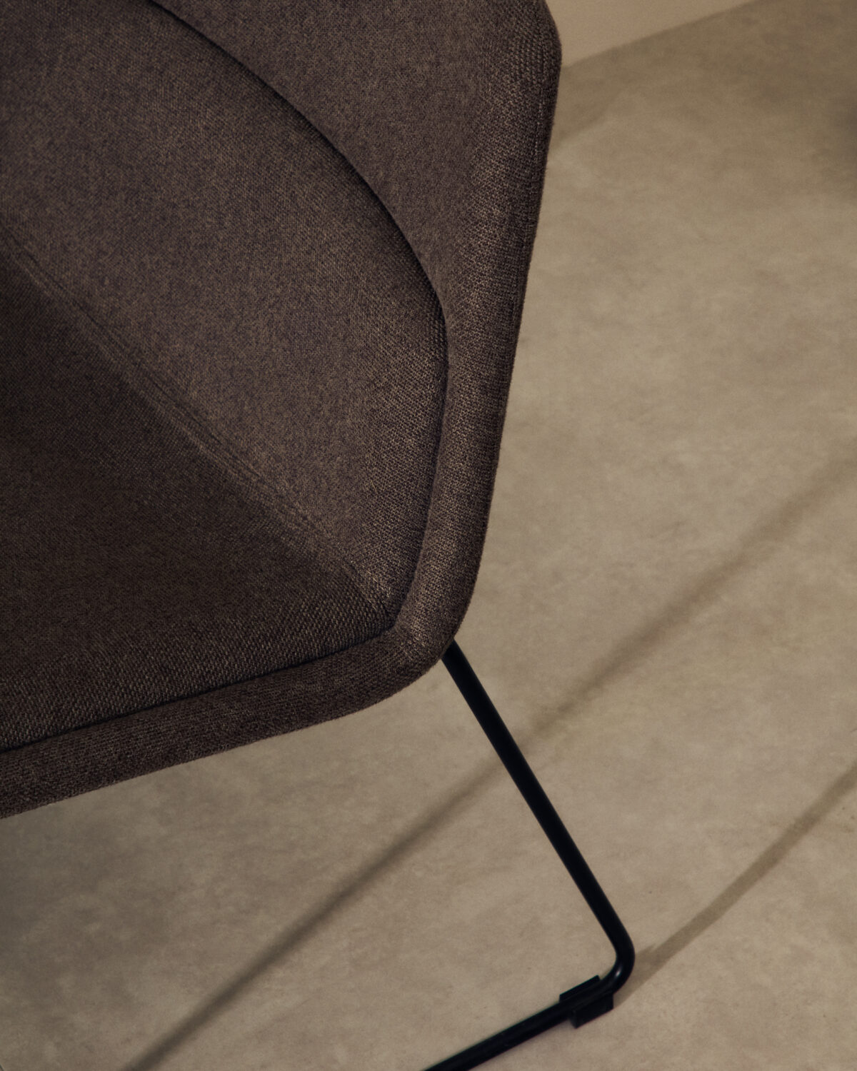 Kave Home Zahara fauteuil bruin en staal met zwarte afwerking, 100% FSC. - Afbeelding 3