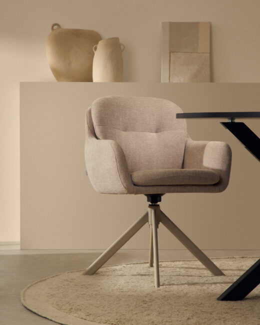Kave Home Lexa draaistoel in beige chenille