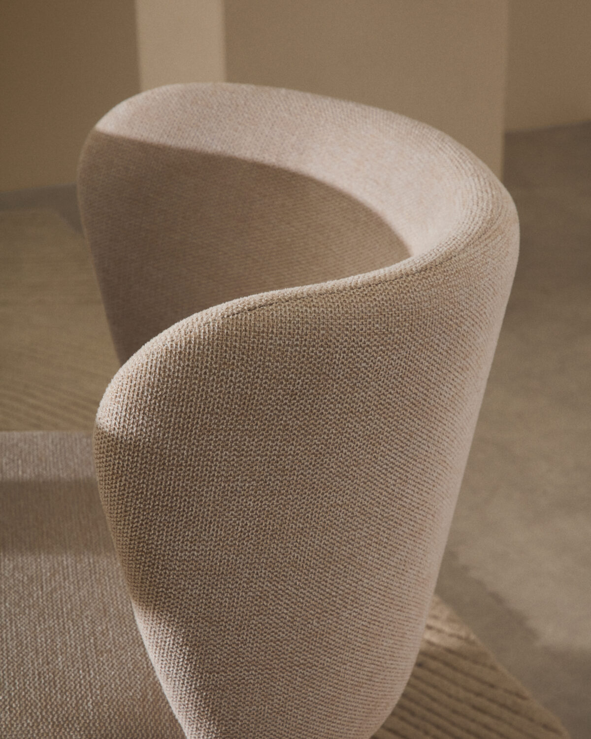 Kave Home Stoel Ciselia in beige chenille en beige metaal FSC Mix Credit - Afbeelding 3